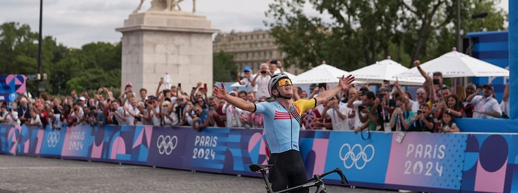 Wenige Monate nach seinem Olympiasieg ist Rad-Star Remco Evenepoel im Training verunfallt. - © Thibault Camus/AP/dpa