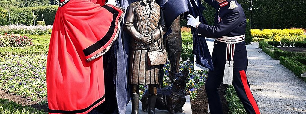 Die Reaktionen auf die neue Statue sind gespalten. - © -/Antrim And Newtownabbey Borough/PA Media/dpa