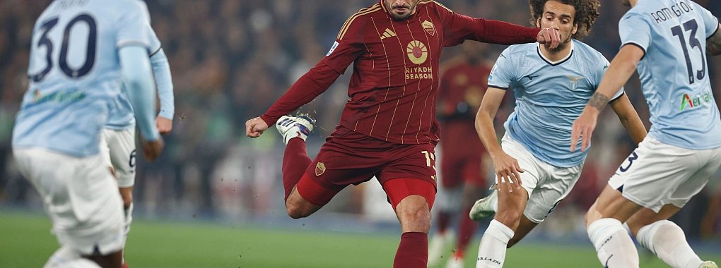 Die AS Rom mit Mats Hummels (Mitte) trifft in der Europa League auf Eintracht Frankfurt. - © Ciro De Luca/ZUMA Press Wire/dpa