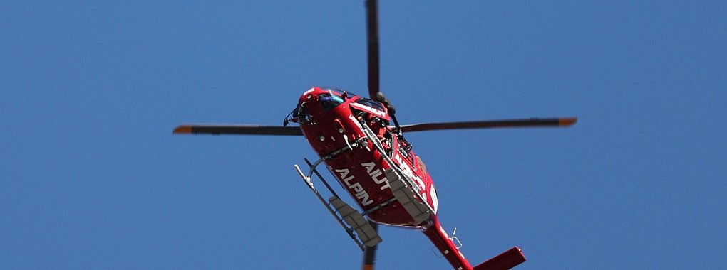 Auch beim Super-G in Bormio war wegen eines heftigen Sturzes der Rettungshubschrauber im Einsatz. - © Marco Trovati/AP/dpa