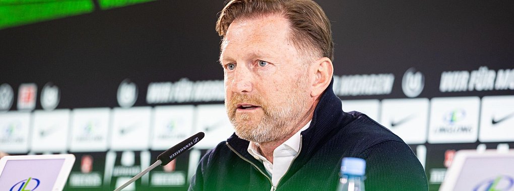 Trainer Ralph Hasenhüttl soll den VfL Wolfsburg stabilisieren und kurzfristig aus der abstiegsgefährdeten Zone holen. - © Moritz Frankenberg/dpa