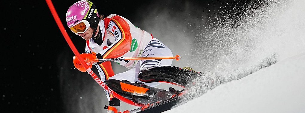 Linus Straßer feierte seinen dritten Sieg beim legendären Nachtslalom von Schladming. - © Georg Hochmuth/APA/dpa