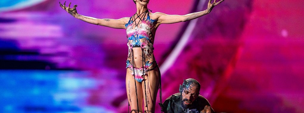 Bambie Thug aus Irland beim ersten Halbfinale des Eurovision Song Contest (ESC) 2024 in der Malm&ouml; Arena. - &copy; Jens B&uuml;ttner/dpa