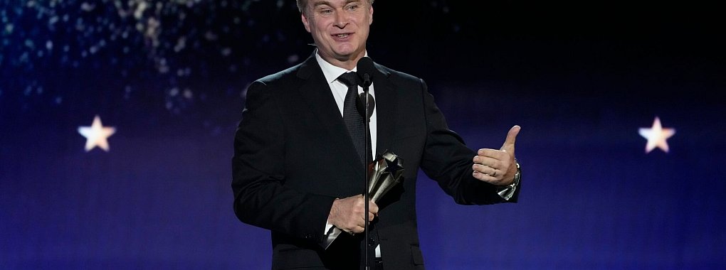 Regisseur Christopher Nolan mit dem Preis f&uuml;r die beste Regie f&uuml;r &laquo;Oppenheimer&raquo; bei den Critics Choice Awards. - &copy; Chris Pizzello/Invision/AP/dpa