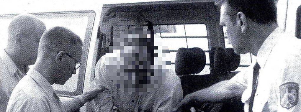 Auf dem Weg ins Gericht: Im Juli 2001 wird , der Doppelmörder von Lippe, zu lebenslänglicher Haft verurteilt. Zudem ordnet das Gericht die Unterbringung in der Psychiatrie an.  - © LZ, 13.12.2001/Schröder