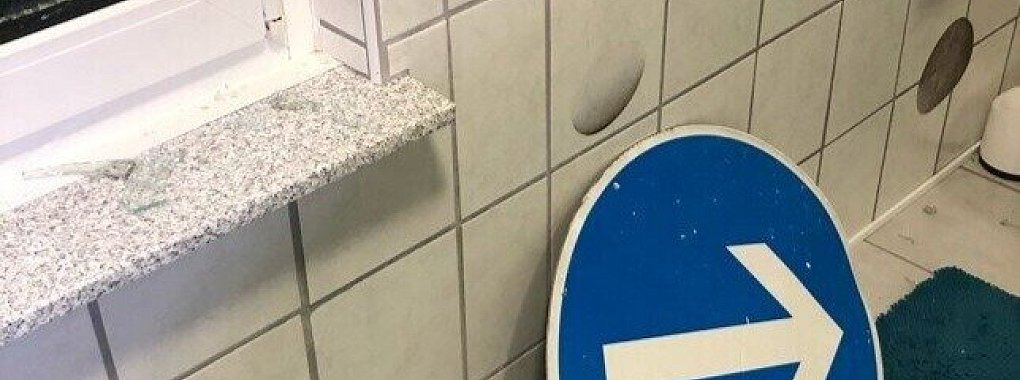 Ein Autofahrer aus Lippe hat im April bei einem Unfall ein Verkehrszeichen durch ein Fenster katapultiert. Der Unfallfl&uuml;chtige stellte sich sp&auml;ter selbst der Polizei. - &copy; Polizei Bielefeld