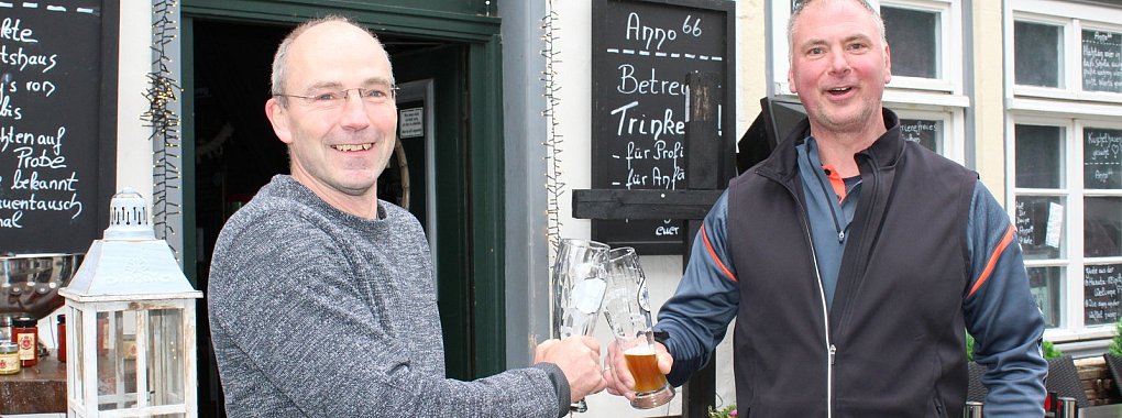 Jens K&auml;mpfe und Michael Feistl (von links) genie&szlig;en vor dem "Anno" ein frisch gezapftes Weizen. - &copy; Sandra Castrup (LZ)