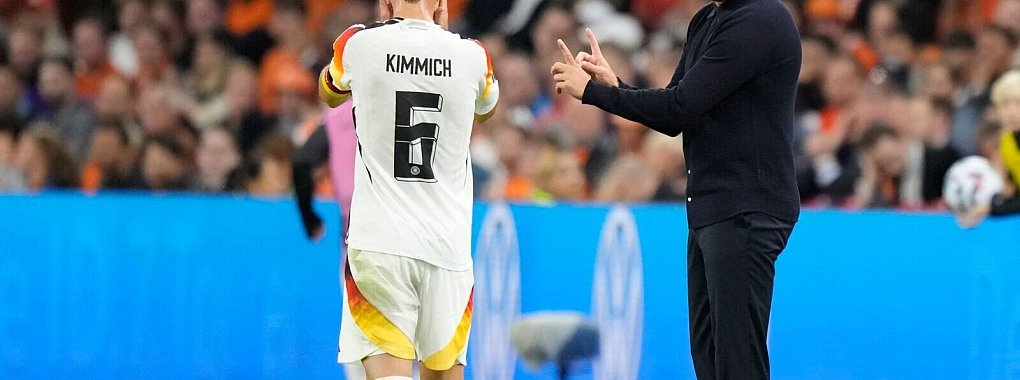 Trainer Julians Nagelsmann lobt Joshua Kimmich. - © Peter Dejong/AP/dpa