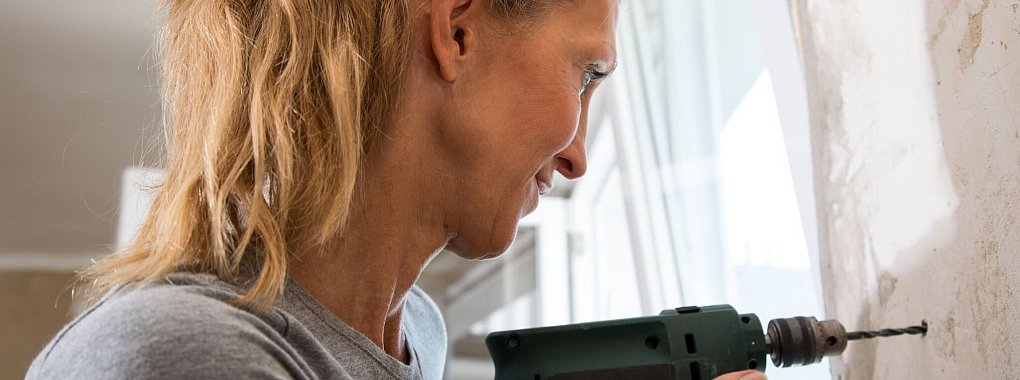 Um Verletzungen durch Werkzeuge zu vermeiden, sollten längere Haare zu einem Zopf gebunden oder unter ein Haarnetz gesteckt werden. - © Christin Klose/dpa-tmn/dpa