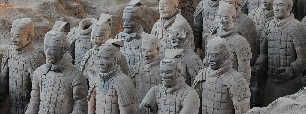 Einige Soldatenfiguren der sogenannten Terrakotta-Armee im Mausoleum Qin Shihuangdis. - © Penghua/SIPA Asia via ZUMA Wire/dpa