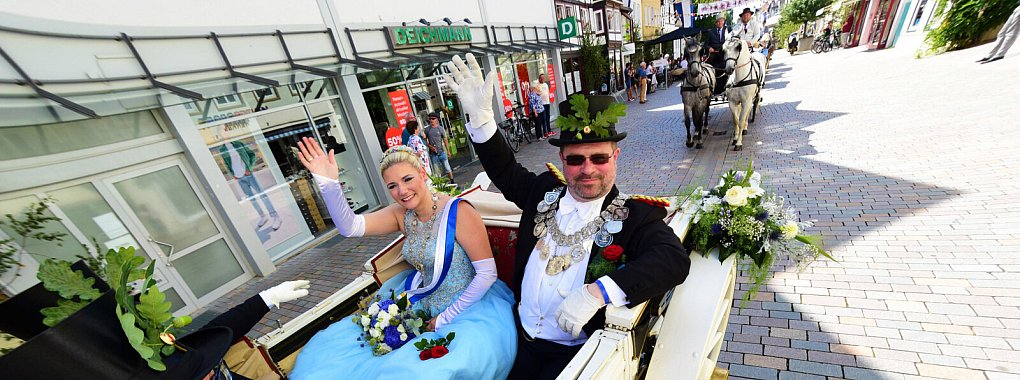 König Daniel Becker und Königin Franziska Louis werden im „Cabrio" und mit Pferdestärken durch die alte Hansestadt chauffiert. Fotos: Nicole Ellerbrake - © Nicole Ellerbrake