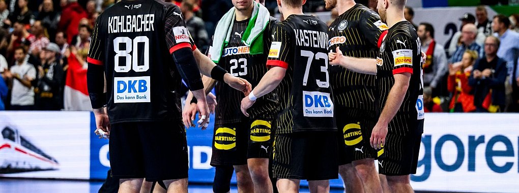 Vor dem Halbfinale gegen Dänemark bekommt das DHB-Team Unterstützung von der Fußball-Nationalmannsachft. - © Tom Weller/dpa