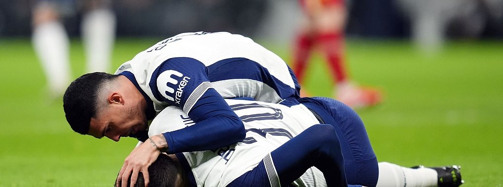 Tottenham-Profi Rodrigo Bentancur bricht während des Liga-Pokal-Spiels gegen Liverpool zusammen, sein Teamkollege Pedro Porro kümmert sich um ihn. - © Adam Davy/PA Wire/dpa