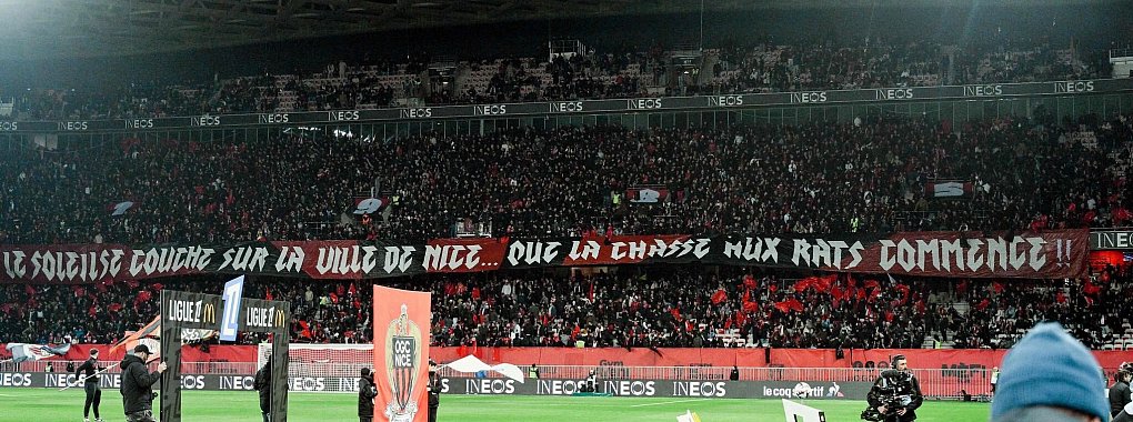 Die Clubverantwortlichen von Nizza sollen von dem strittigen Banner gewusst, aber die Fans nicht davon haben abhalten können, es zu entrollen. - © Frederic Dides/AFP/dpa