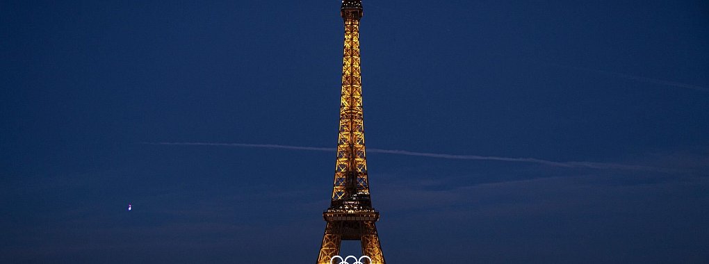 Die olympischen Ringe sind auf dem Eiffelturm in Paris zu sehen. - © Aurelien Morissard/AP/dpa