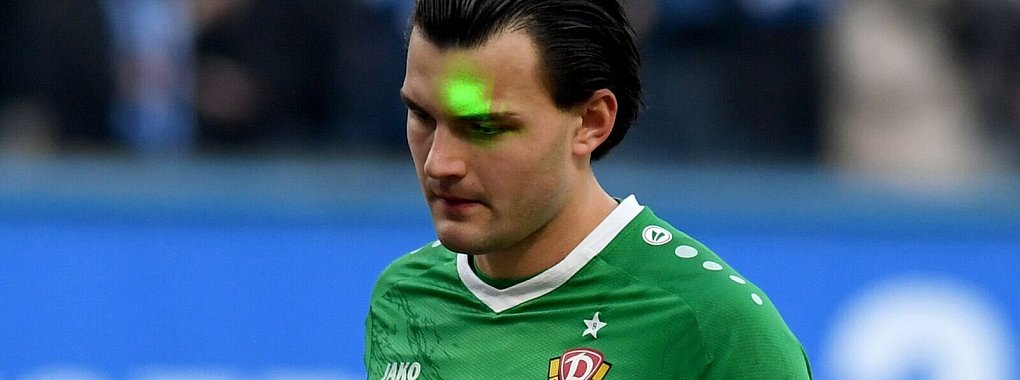 Dynamo-Torhüter Tim Schreiber wird mutmaßlich von einem Laserpointer attackiert - © Michael Schwartz/dpa