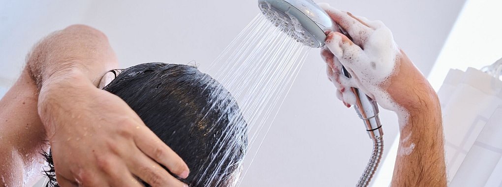 Spart bares Geld bei Wasser- und Heizkosten: Beim Duschen verbrauchen wir im Schnitt nur 70 Liter w&auml;hrend beim Baden 150 bis 200 Liter anfallen. - &copy; Annette Riedl/dpa