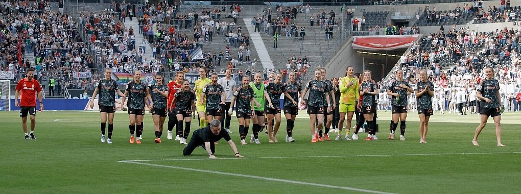 Bayern-Trainer Alexander Staus (vorn): Diver nach dem 3:0 in Frankfurt - © Heiko Becker/dpa