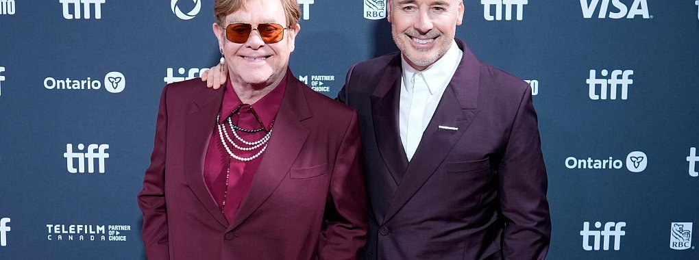 Pop-Legende Elton John und sein Mann David Furnish freuen sich auch über prominente Gratulanten. (Archivfoto) - © Chris Pizzello/Invision/AP/dpa