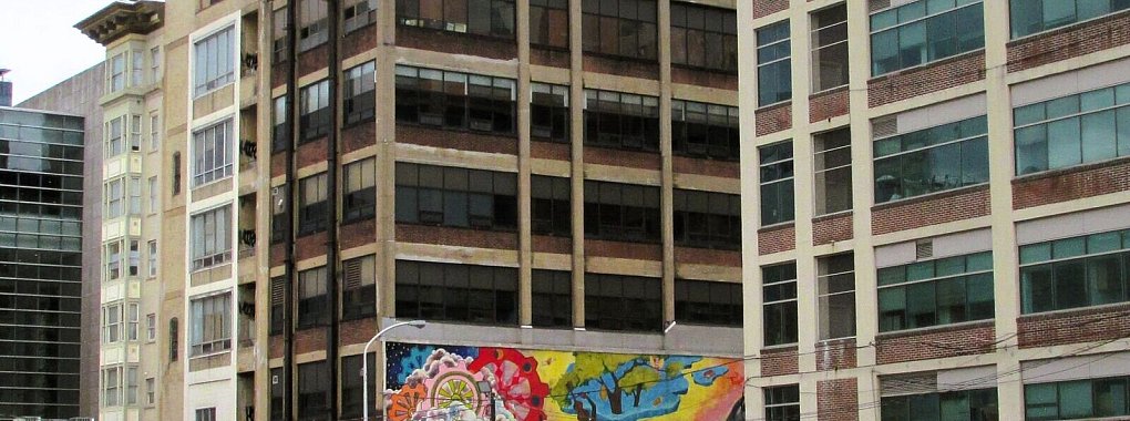 Wer sich durch Philadelphia bewegt, entdeckt eine Fülle an großflächigen Wandgemälden im Stadtbild. Über 4.500 solcher «Murals» gibt es in der Metropole an der Ostküste. So auch «How to Turn Anything into Something Else» des Kollektivs Miss Rockaway Armada. - © Heike Schmidt-Windhoff/dpa-tmn