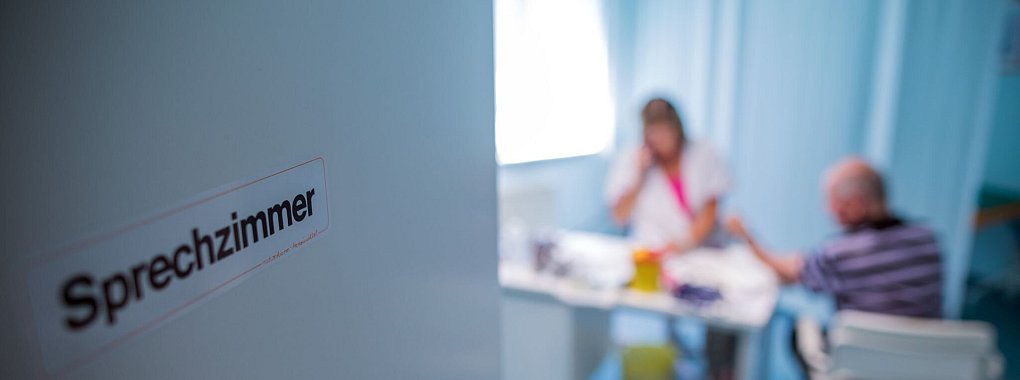 Stärkere Leistungen als bei der gesetzlichen Krankenversicherung gewünscht? Dann ist der Standardtarif der privaten Krankenkassen eher keine Option - denn die Leistungen ähneln denen der gesetzlichen Tarife. - © Jens Büttner/dpa/dpa-tmn