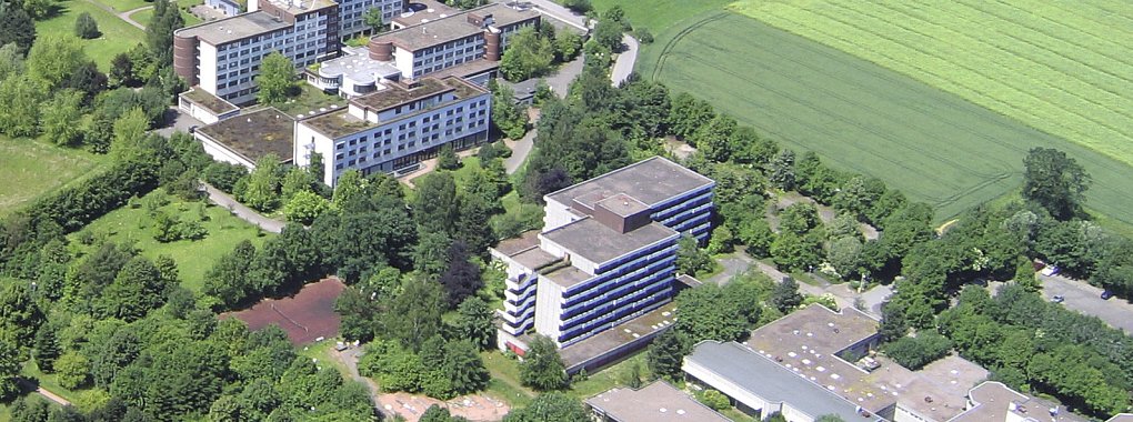 Diese drei ehemaligen Klinikgebäude gehören dem Verein Yoga Vidya. Links das "Haus Shanti" (Erwerb 2009, vormals "Klinik am Park"), in der Mitte das "Mahameru" (2007, "Lippeklinik") und rechts die "Chakra Pyramide" (2007, Eröffnung 2019, "Silvaticum"). - © www.yoga-vidya.de