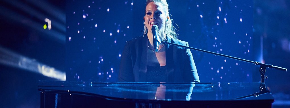 Jennifer Lynn gewinnt mit einer Klavierballade «The Voice of Germany». - © Jörg Carstensen/dpa