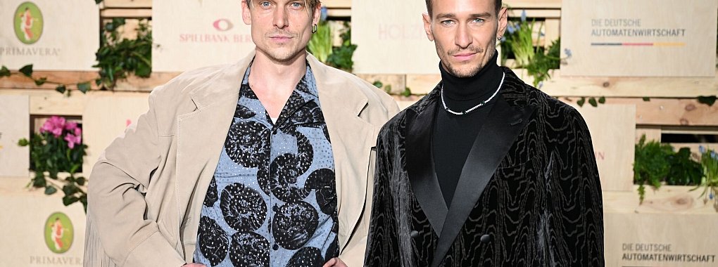 Schauspieler Daniel Sträßer (l.) und Vladimir Burlakov (r.) ermitteln als «Tatort»-Kommissare Seite an Seite in Saarbrücken. (Archivbild) - © Annette Riedl/dpa
