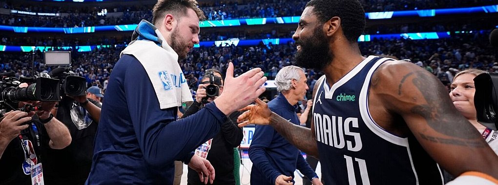 Mavericks-Guards Luka Doncic (l) und Kyrie Irving feiern den Sieg. - &copy; Julio Cortez/AP/dpa
