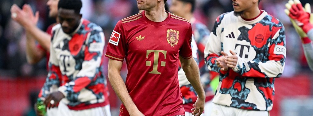 Thomas Müllers (M) Laune war nach dem Bochum-Flop erstmal dahin. - © Sven Hoppe/dpa