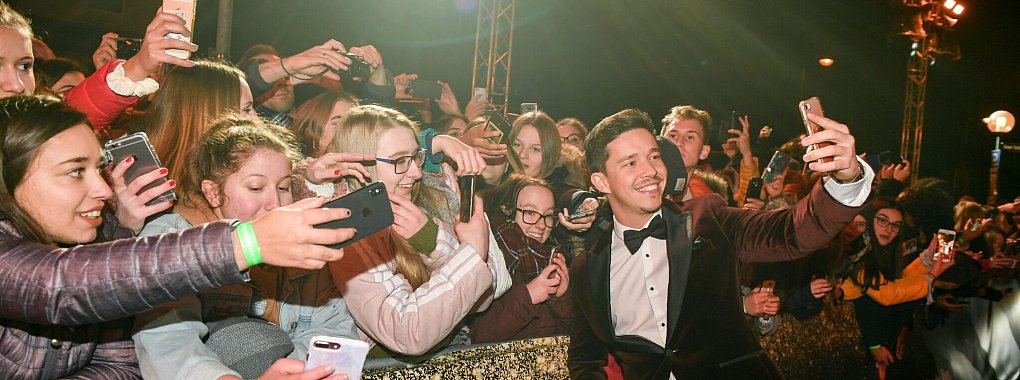 Selfie-Time bei Nico Santos - aber nicht mehr im Flugzeug. (Archivbild) - © Jens Kalaene/dpa-Zentralbild/dpa