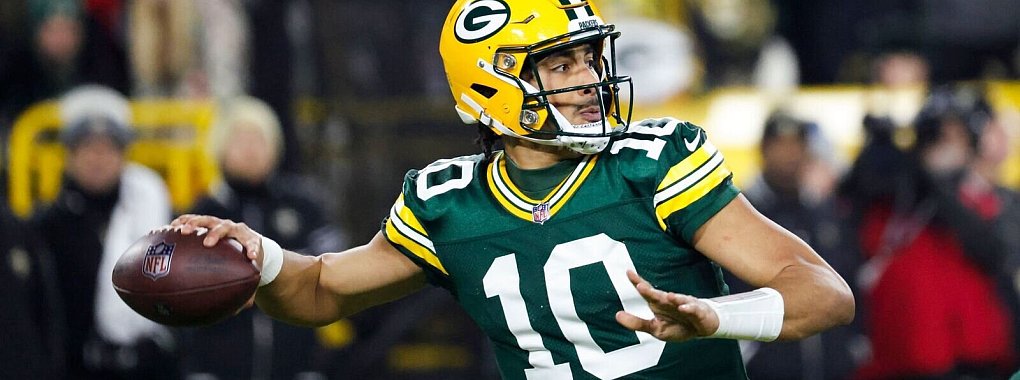 Jordan Love steht mit den Green Bay Packers nach einem dominanten Sieg in den NFL-Playoffs. - © Mike Roemer/AP/dpa