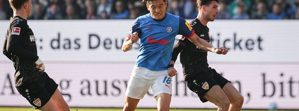 Kiels Shuto Machino (M) beim Kopfball. - © Christian Charisius/dpa