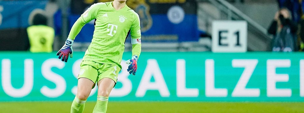 Vor einem Jahr strauchelten die Bayern, hier Manuel Neuer am Ball, auf dem vom Regen aufgeweichten Rasen in Saarbrücken. - © Uwe Anspach/dpa