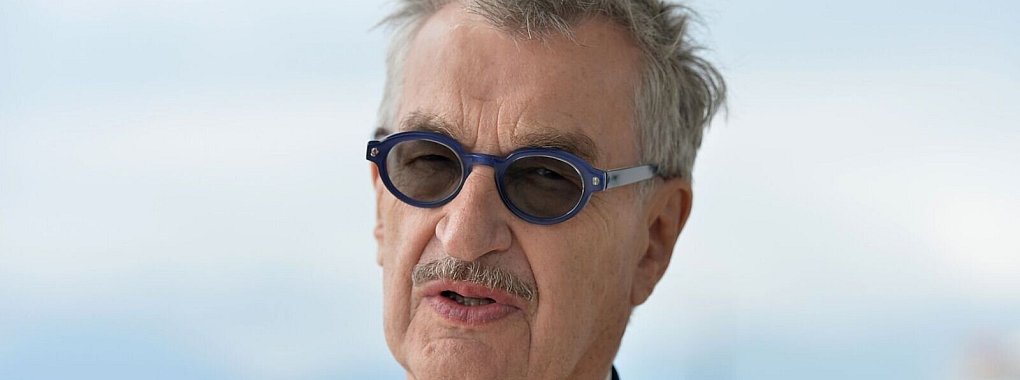 Wim Wenders, deutscher Regisseur, vor der Premiere seines Wettbewerbsfilmes «Perfect Days». Wenders ist in der Sparte bester internationaler Film für einen Oscar nominiert. - © Stefanie Rex/dpa