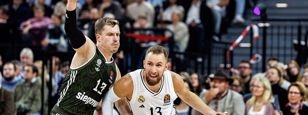 Bayern-Profi Andreas Obst (links) im Duell mit Reals Dzanan Musa. - © Matthias Balk/dpa