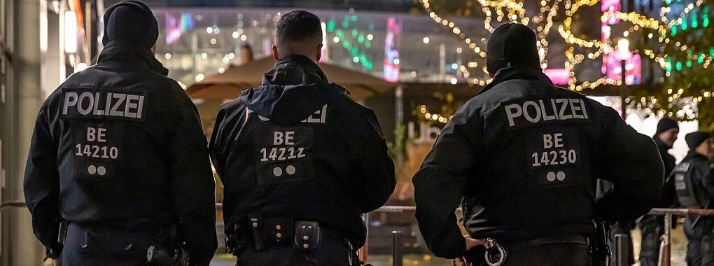Polizeikräfte stehen vor der Partie Alba gegen Maccabi vor der Arena am Berliner Ostbahnhof. - © Andreas Gora/dpa