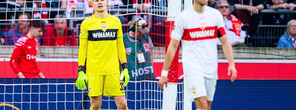 Stuttgarts Torwart Alexander N&uuml;bel (l) brachte Heidenheim mit seinem Patzer zur&uuml;ck ins Spiel. - &copy; Tom Weller/dpa