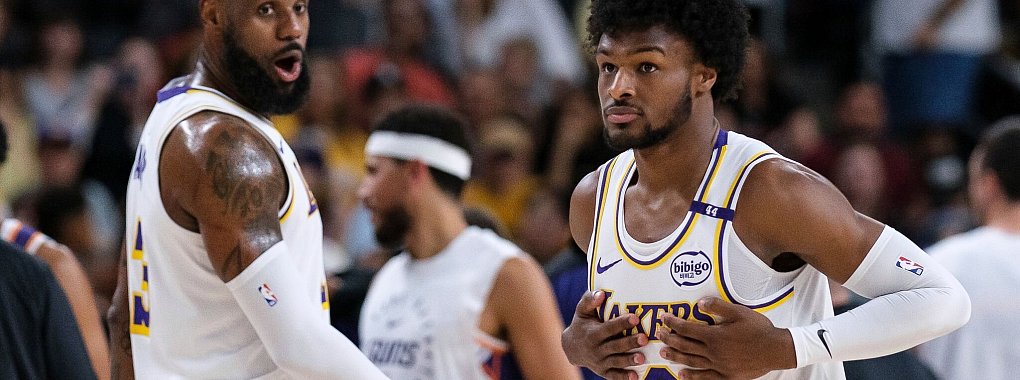 Erstmals gemeinsam im Einsatz für die Los Angeles Lakers: LeBron James (l) und sein Sohn Bronny. - © William Liang/AP/dpa
