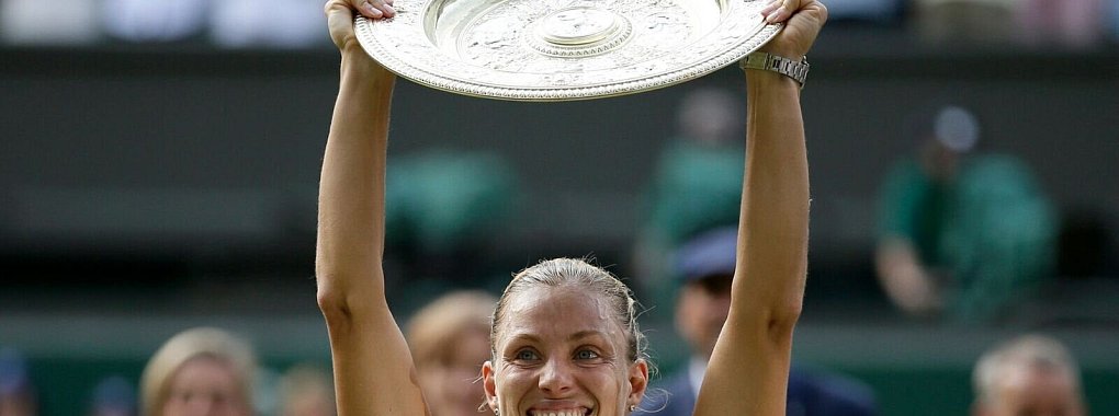 Kerber mit einer Troph&auml;e in den H&auml;nden - das gab es seit ihrem Comeback noch nicht. - &copy; Tim Ireland/AP/dpa