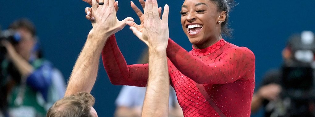 Feiert ihren dritten Triumph in Paris: Simone Biles. - &copy; Charlie Riedel/AP/dpa