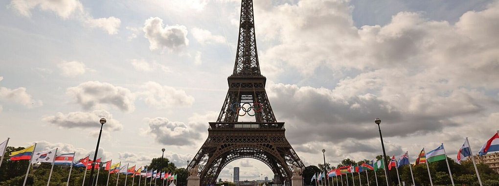 Das Feld des olympischen Stra&szlig;enrennens am Eiffelturm - &copy; Tim de Waele/Pool Getty/AP/dpa