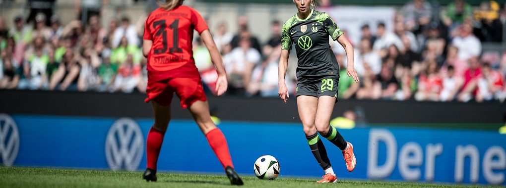 Bayerns Georgia Stanway (l) und Wolfsburgs Jule Brand spielen am Sonntag um den ersten Titel der Saison. - &copy; Fabian Strauch/dpa