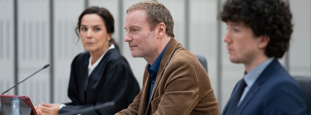 Anwältin Anna Conti und ihr Assistent Carlo vertreten den charmanten, aber undurchschaubaren Angeklagten Frank Stolpe - © Georges Pauly/ZDF/dpa