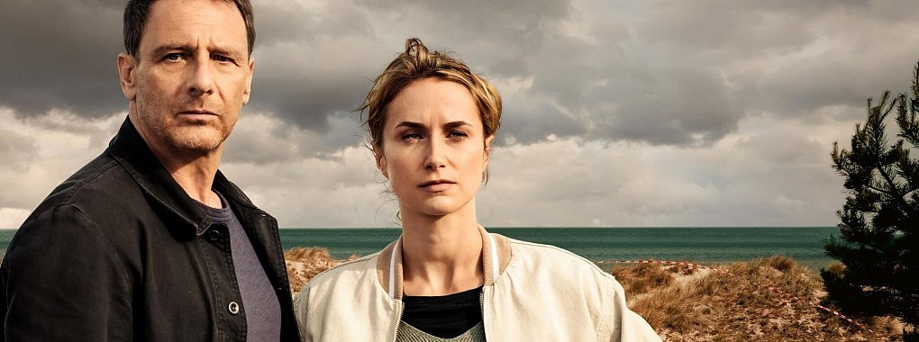 RTL setzt seine 2023 erfolgreich begonnene Krimireihe «Dünentod» mit zwei Folgen fort. Das ungleiche Ermittler-Duo Tjark Wolf (Hendrik Duryn) und Femke Folkmer (Pia Barucki) wird auf die Probe gestellt. - © Gordon Muehle/RTL/dpa