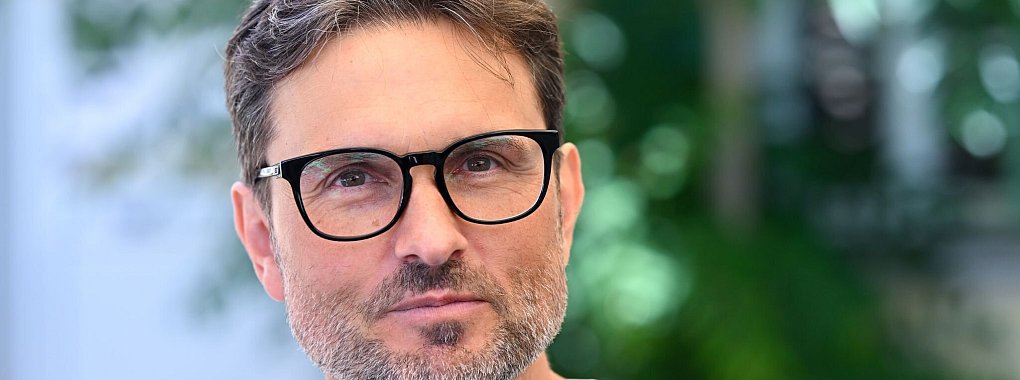 Simon Verhoevens neue Komödie hat mit einem vieldiskutierten Thema zu tun, wie schon der Titel verrät: «Alter Weißer Mann» - © Sven Hoppe/dpa
