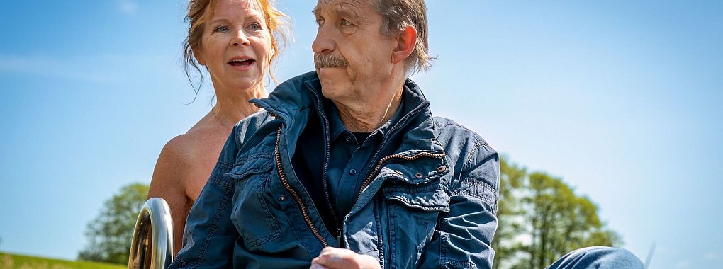 Sonnenschein Valeska (Marion Kracht) gibt keine Ruhe (mit Peter Heinrich Brix) in einer Szene aus &laquo;Zwei Erben sind einer zuviel&raquo;. - &copy; Boris Laewen/NDR/dpa