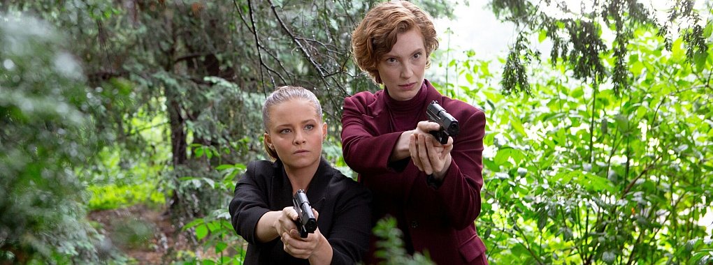 Der Fund einer Leiche f&uuml;hrt die Bremer Ermittlerinnen Liv Moormann (Jasna Fritzi Bauer, l) und Linda Selb (Luise Wolfram) in den Wald in einer Szene aus &laquo;Tatort: Angst im Dunkeln&raquo;. - &copy; Claudia Konerding/Radio Bremen/dpa