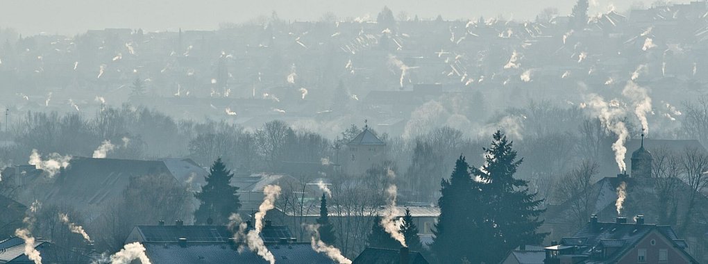 Neue Grenzwerte für Feuerstätten: Seit dem 1. Januar gelten strengere Vorschriften für Feinstaub und Kohlenmonoxid. - © Armin Weigel/dpa/dpa-tmn