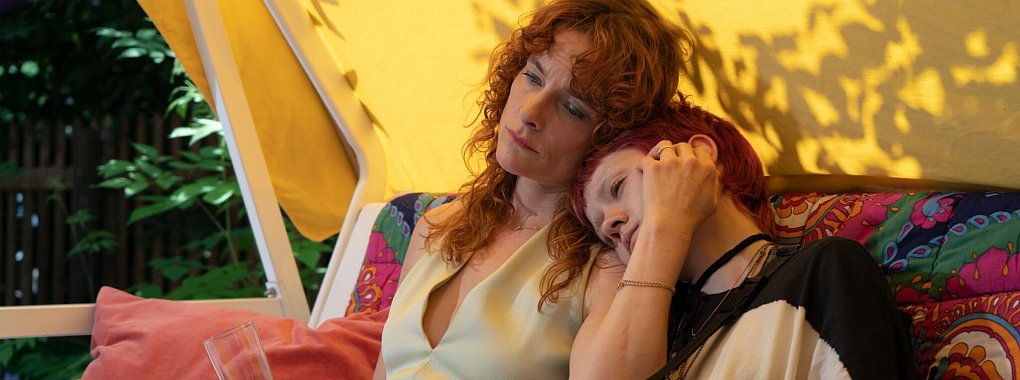 Ina (Anne Ratte-Polle, l.) auf der Hollywoodschaukel mit ihrer rebellierenden Tochter Elli (Lea Drinda). - © lisabeth Börnicke/ZDF/dpa
